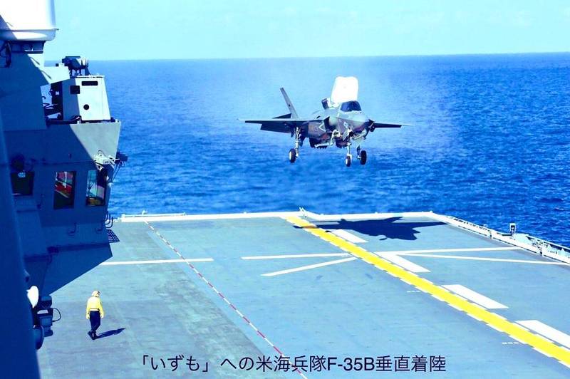 美國海軍陸戰隊F-35B成功降落「出雲號」，是日本自二次大戰結束後，首次固定翼飛機降落在軍艦上。（圖擷自日本自衛隊推特）