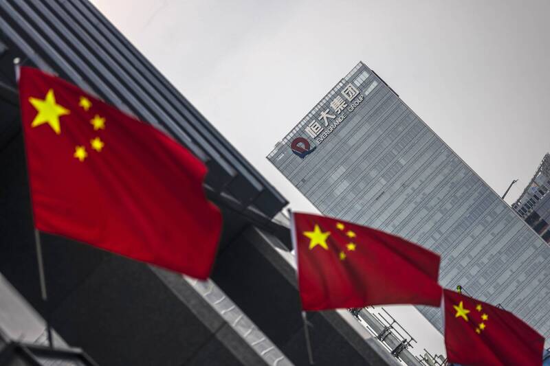 位于深圳的恆大集团总部外观与中国五星旗。（欧新社）(photo:LTN)