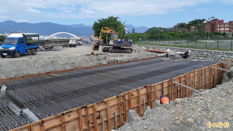 台東市豐里橋與新豐里橋間的太平溪左岸水防道路正進行拓寬，將與右岸形成雙橋環狀步道。（記者黃明堂攝）