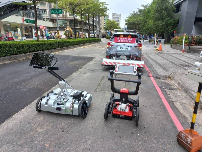 高雄路平工作出動透地雷達檢測車，明年度將推動250公里的透地雷達檢測作業。（取自林欽榮臉書）