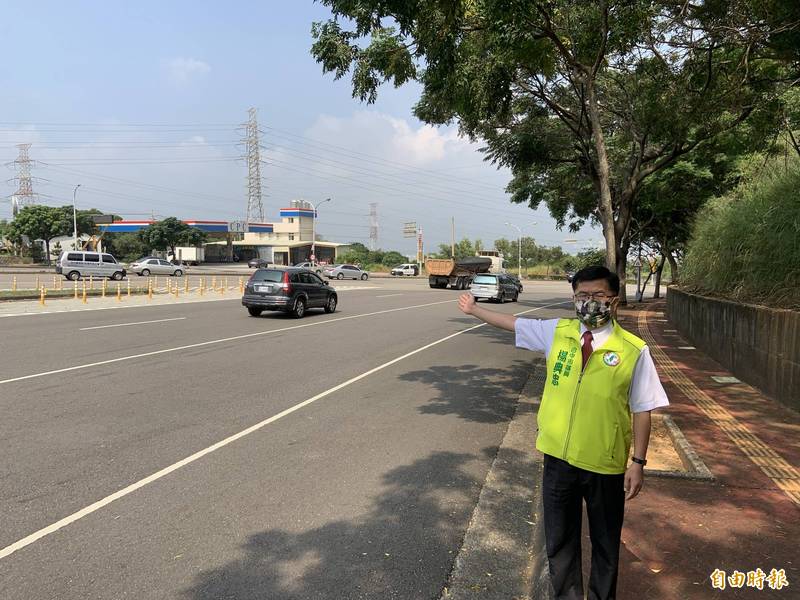 台中市中興路與向上路往國3路段險象環生，市議員楊典忠會勘。（記者張軒哲攝）