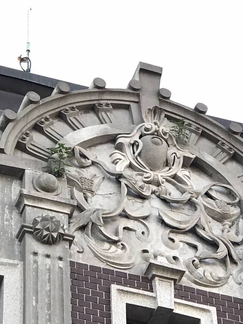 鹿港民俗文物館是百年建築，立面冒出兩小棵構樹的小樹苗。（楊昇樺提供）