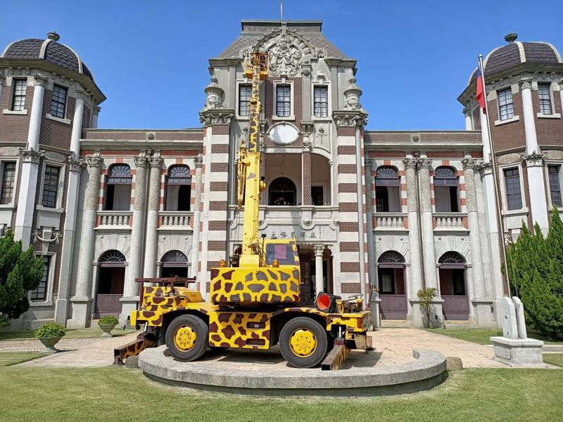 鹿港民俗文物館出動吊車拔除立面的構樹小樹苗。（記者劉曉欣翻攝）