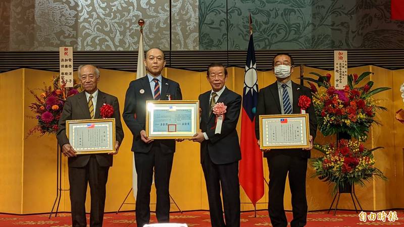 駐日代表謝長廷在今天的國慶慶祝會中，頒發獎狀感謝百年前對台灣近代化有貢獻的日本技師的後代，強調台日情誼已有100年的歷史。（記者林翠儀攝）