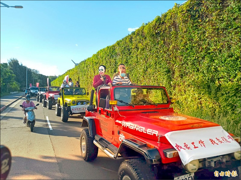 台北市酒店、舞廳業者昨天集結數百人發動車隊遊行，籲解除酒店、舞廳等管制。（記者郭安家攝）