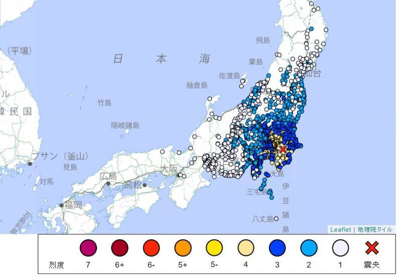日本千葉縣西北部今（7日）晚發生強震，埼玉與東京都心23區觀測到5強以上的震度，則是繼10年前東北大地震以來最強震度。（圖擷取自日本氣象廳）