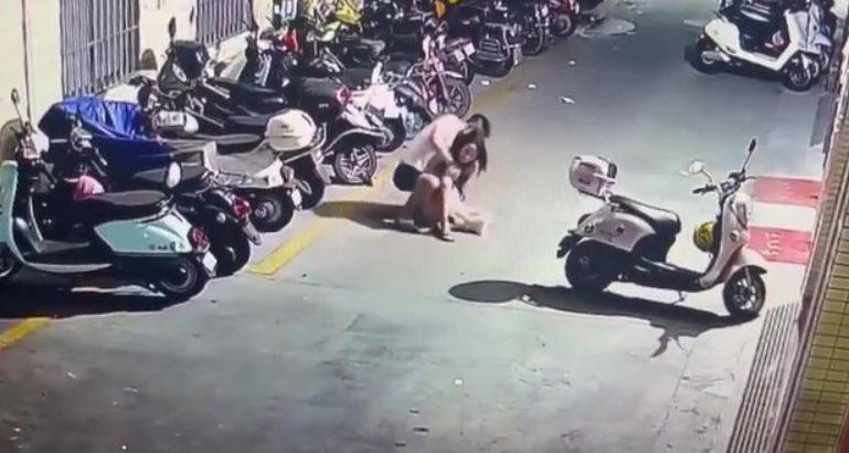 一名男子从后方突袭女子，女子在地上哭叫挣扎约1分多钟，无人伸出援手。（图翻摄自微博）(photo:LTN)