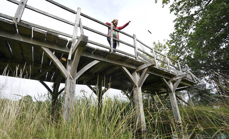因小熊维尼系列故事而知名的「抛棍桥」被13.1万英镑的高价售出。图中的桥为复制品。（美联社）(photo:LTN)