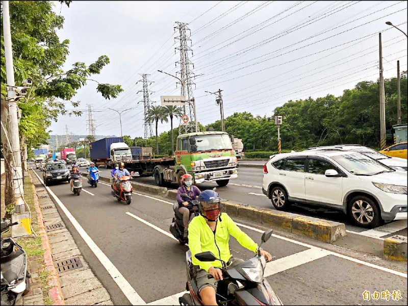 高雄市小港區沿海路為國內重車流量最大的市區道路。（記者洪臣宏攝）