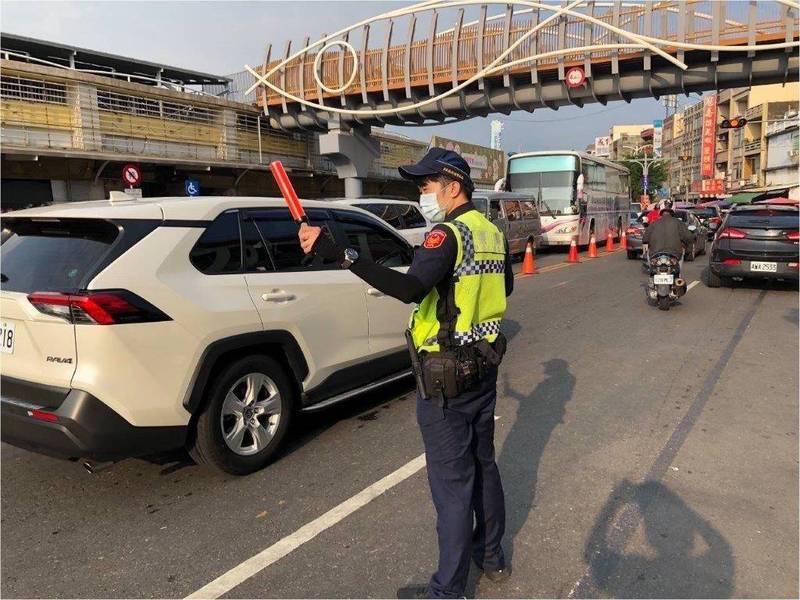 警方將於交通熱點進行疏導，請民眾配合，圖為東港華僑市場。（警方提供）