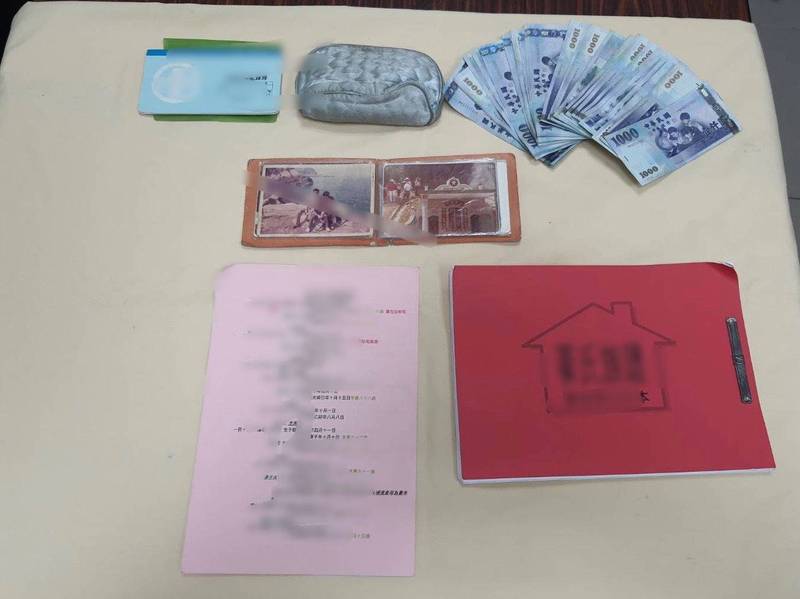 江男被查獲時，警方起出3萬多元現金、毒品吸食器等贓物、證物，屋主失竊的族譜也被找回。（記者彭健禮翻攝）
