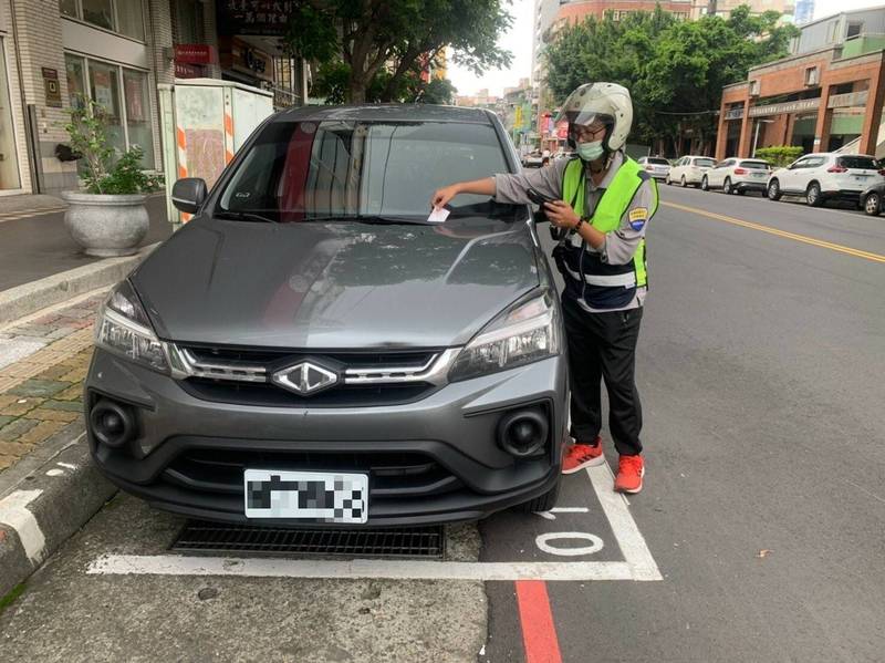 雙十連假期間，新北市路邊停車平日收費路段暫停收費，觀光旅遊及商圈假日收費路段維持收費。（新北市交通局提供）