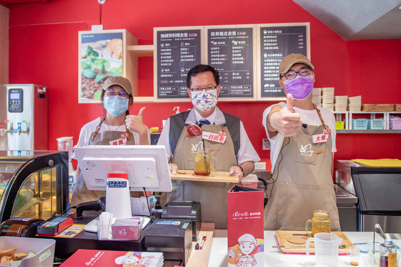 桃園市微光庇護工場蘆竹店日前開幕，桃園市長鄭文燦（中）當一日店長。（桃園市政府新聞處提供）