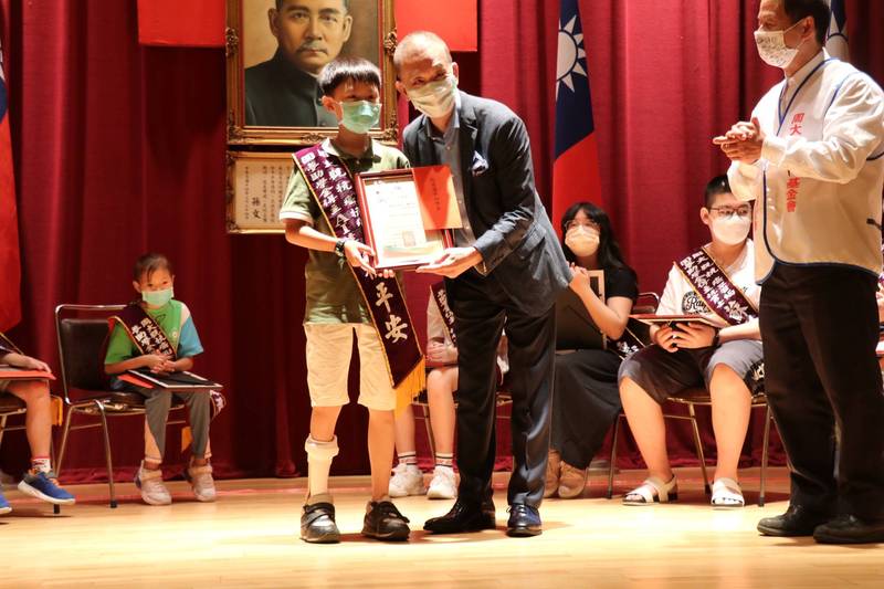 癌童賴平安獲亞洲智慧機器人大賽冠軍,周大觀文教基金會今頒圓夢助學金給予肯定。(基金會提供) 癌童賴平安獲亞洲智慧機器人大賽冠軍,周大觀文教基金會今頒圓夢助學金給予肯定。(基金會提供)
