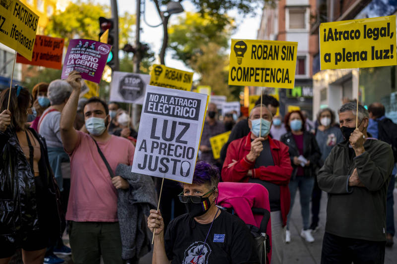 欧洲能源供应吃紧，美国担心能源供应跟不上升高的需求量，图为西班牙民众6日在马德里抗议电价上涨。（美联社）(photo:LTN)