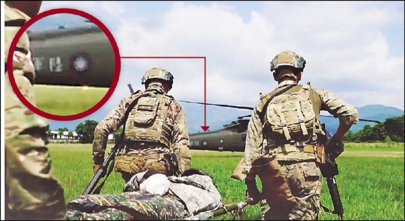 美軍曾主動「官洩」台美特戰官兵共同協訓畫面，我國陸軍黑鷹直升機及國徽也出現於影片中。（擷取自美軍第一特種作戰群臉書）