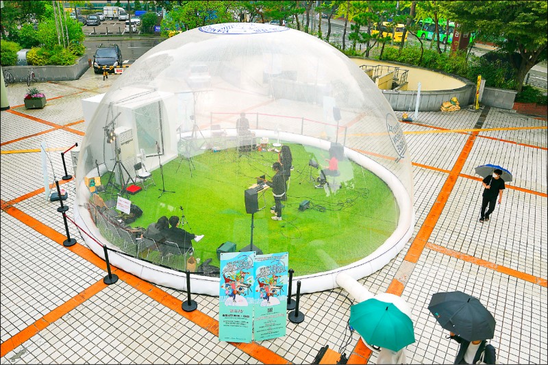 生計受武漢肺炎所苦的南韓音樂家在民間基金會支持下，八日在首爾於泡泡狀的露天塑膠罩中演奏、拍攝並上傳網站供民眾欣賞。（美聯社）