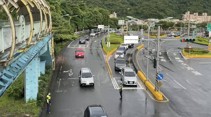 蘇澳地區清晨5點30分起出現南下車潮。（記者蔡昀容翻攝）