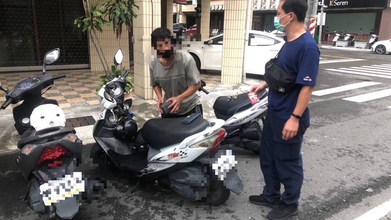 年近50歲的陳姓偷車賊，一晚得手2部，隔日回原地取回自己的車時自投羅網。 （民眾提供）