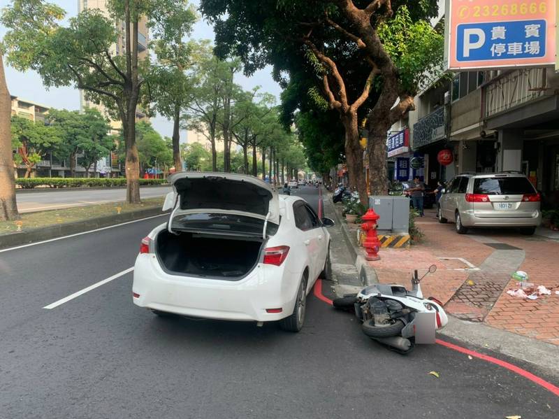 黃姓汽車駕駛用車逼停熊姓機車騎士，再爆打熊男，地上（圖右）還留有一攤血跡。（記者張瑞楨翻攝）