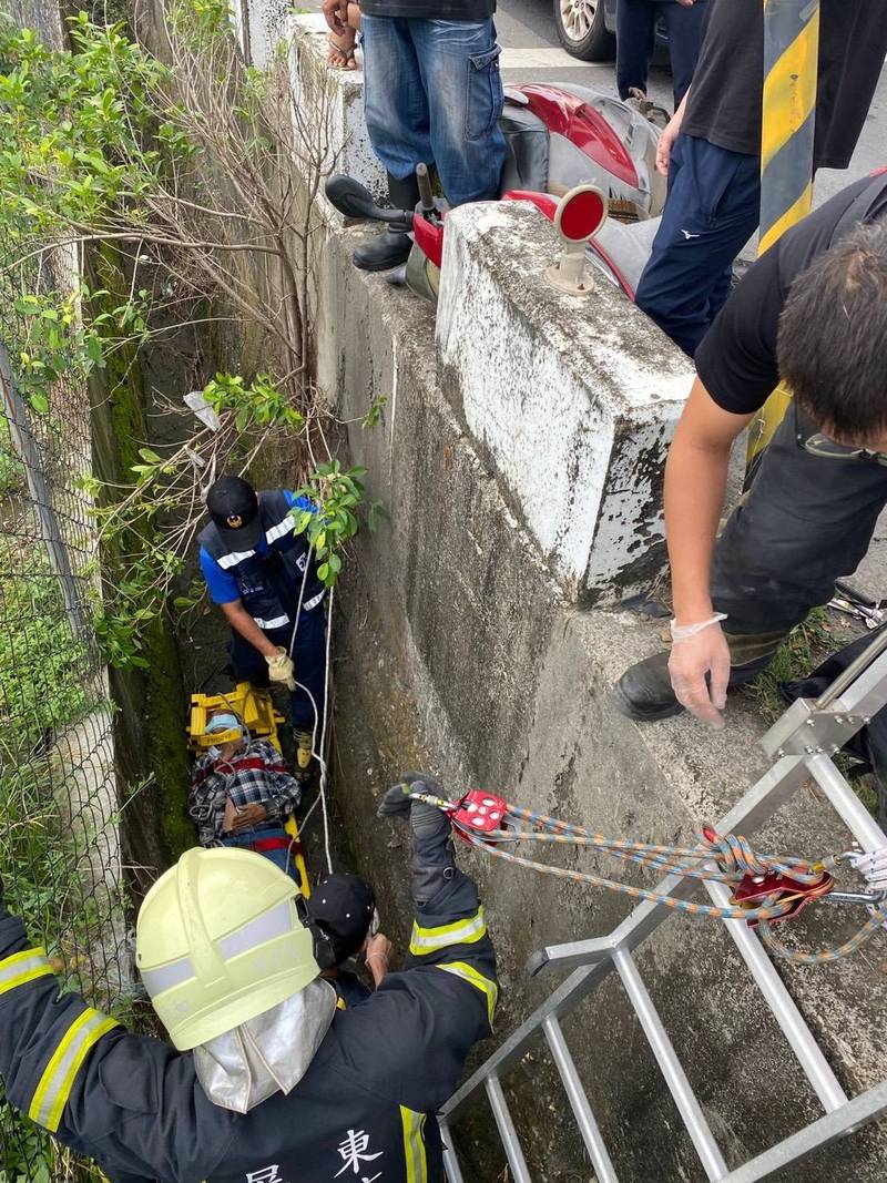 老翁跌落三米深溝內受傷嚴重，救護人員吊掛送醫治療（圖：屏東縣消防局提供）