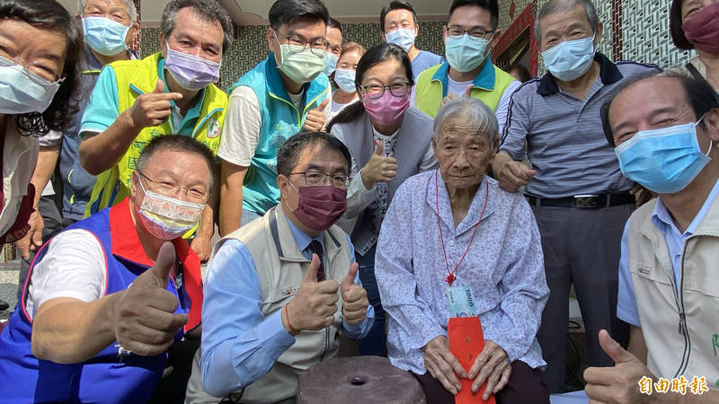 台南市長黃偉哲和市議員們今到鹽水區107歲人瑞陳黃色家中道賀重陽節快樂，合影留念。（記者楊金城攝）