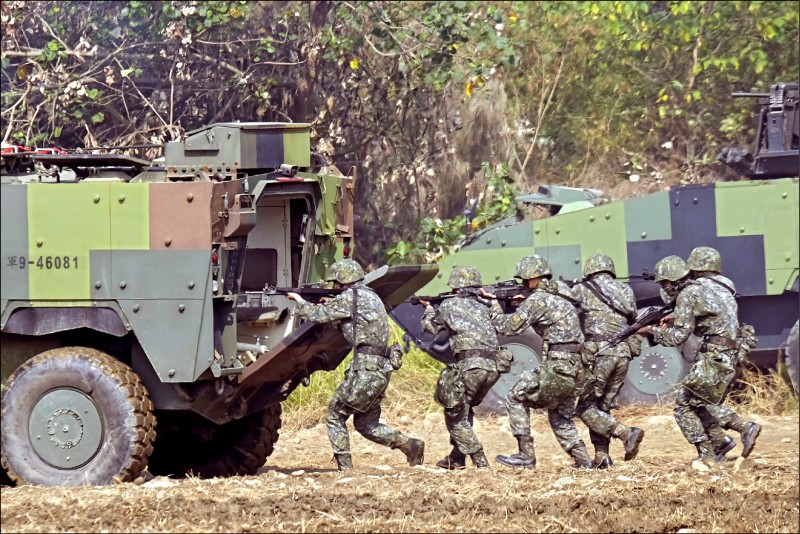 《華爾街日報》披露，約20多名美軍特種作戰及支援部隊和陸戰隊特遣隊已秘密派駐台灣至少一年，協助訓練台灣地面和海上部隊。圖為台灣年度軍事演習。（法新社檔案照）