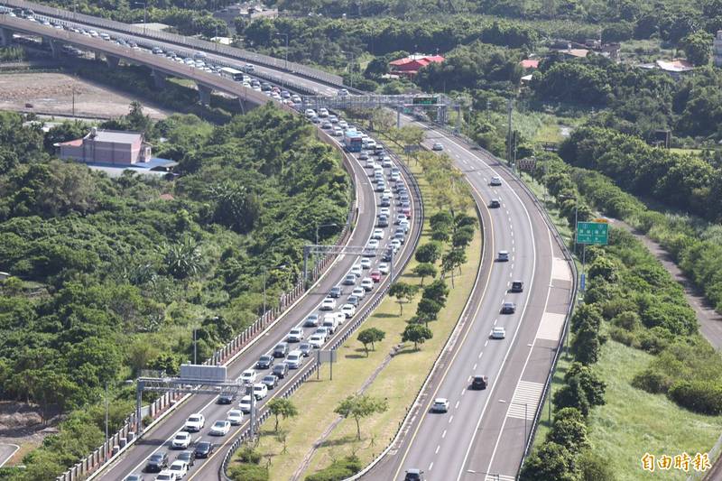 雙十連假今登場，高公局預估今日西部國道下午4點起車流將增，國5估塞到深夜。（資料照）