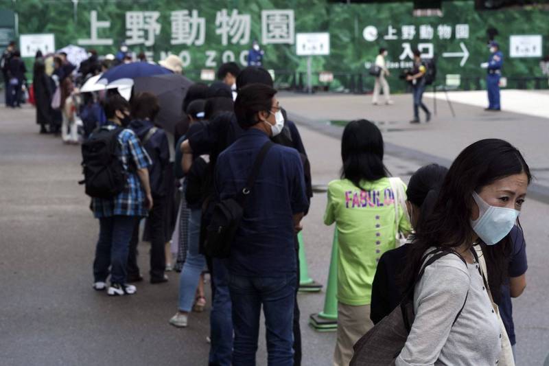 日本东京上野动物园见武肺疫情和缓，今（9日）放宽入园人数限制，随即涌进大量游客。图为上野动物园今年6月重新开放的排队人潮。（美联社）(photo:LTN)