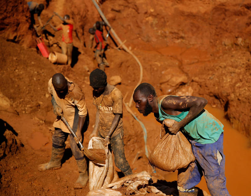 辛巴威馬佐為區的一處金礦場週四發生氣爆意外，造成7人罹難，其中有6名中國人。圖為馬佐為區的礦場，辛巴威人正在非法淘金。（路透資料照）