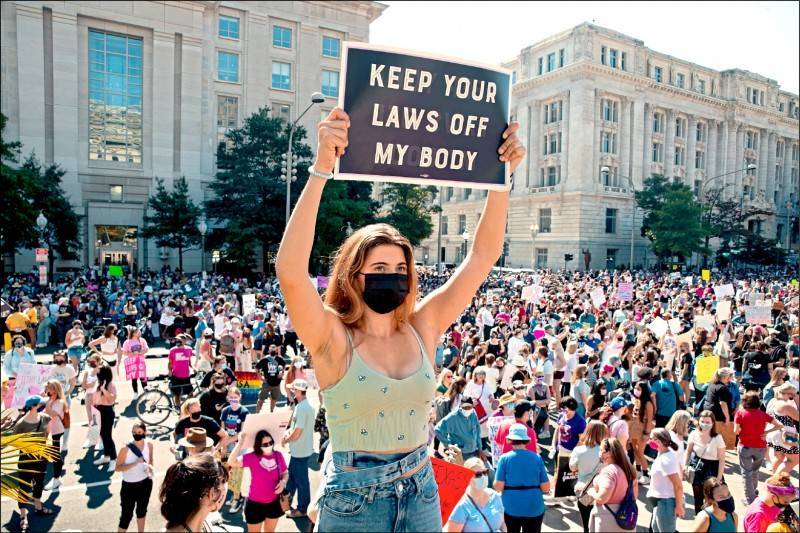 几乎全面禁止堕胎的「德州心跳法案」于9月1日生效，引发各方争论。图为1名女子10月2日在华府的妇女大游行中高举写有「你的（堕胎）法律离我身体远一点」的标语牌。（欧新社资料照）(photo:LTN)