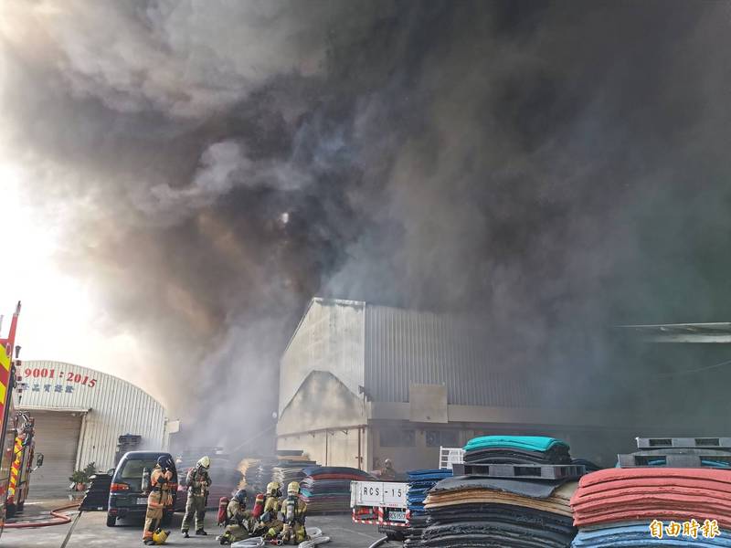 仁德中山路1工廠廠房大火，消防隊全力灌救中。（記者吳俊鋒攝）