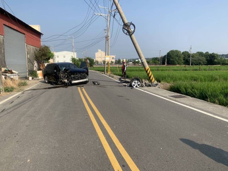 61歲葉男駕駛小客車自撞電桿受傷送醫，是否涉及酒駕，醫院抽血檢驗中。（記者歐素美翻攝）