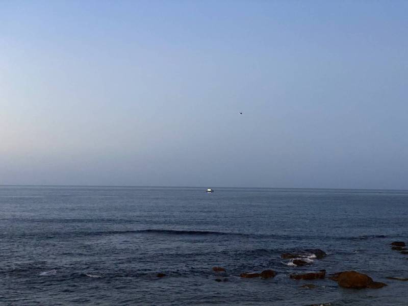 海巡艇在海上搜尋戴男蹤跡。（記者吳昇儒翻攝）