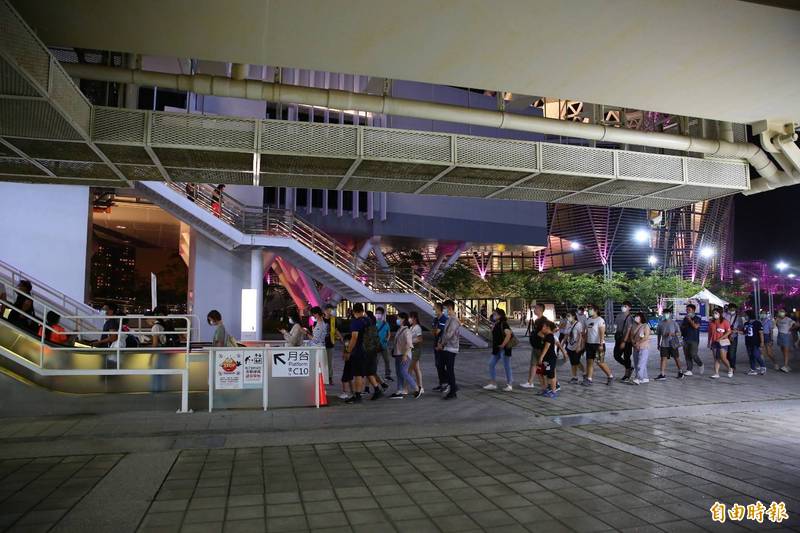 高雄輕軌C11站到晚間10點,仍有散場民眾排隊等車。(記者李惠洲攝) 高雄輕軌C11站到晚間10點,仍有散場民眾排隊等車。(記者李惠洲攝)