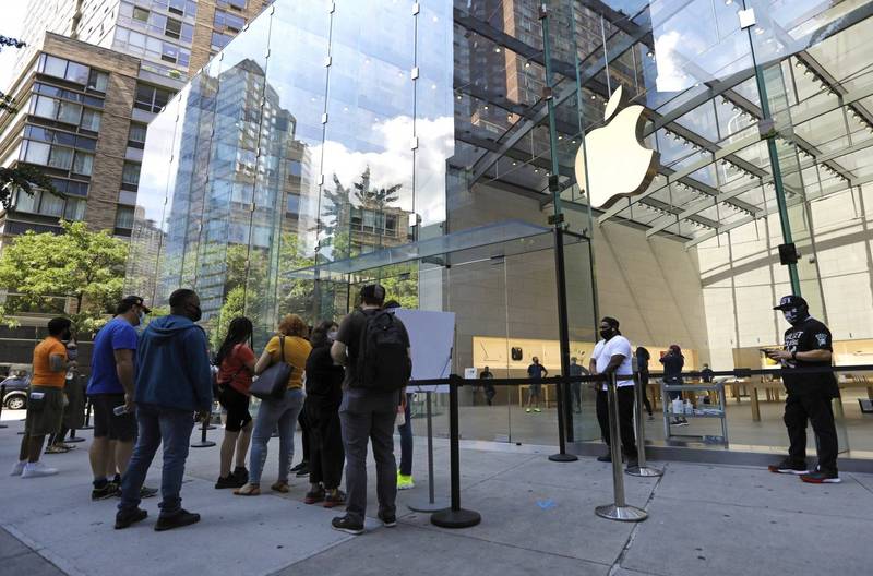 美國紐約蘋果專賣店1名保全，要求顧客依照防疫規定戴上口罩後被砍成重傷。紐約蘋果專賣店示意圖。（歐新社）