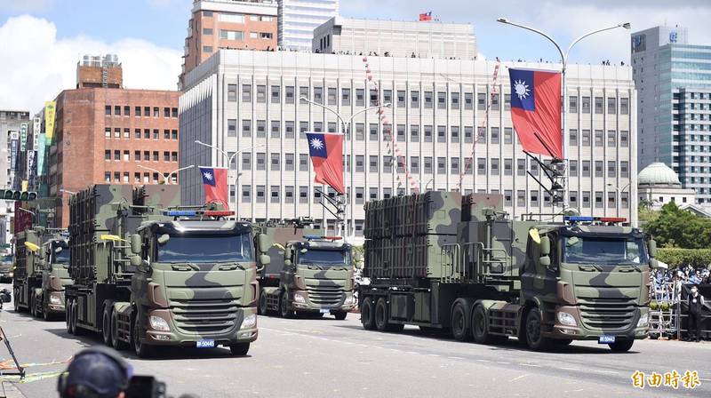 國軍今日也派雷霆2000多管火箭車、陸射劍二飛彈車、海軍雄二及雄三反艦飛彈車、空軍天弓三型防空飛彈車等48輛參與地面操演，場面壯觀；圖為海軍雄風三型飛彈車（含指管車、雷達車、通信車及游修車）。（記者羅沛德攝）