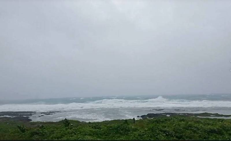 航港局提醒，旅客如非必要，勿前往蘭嶼及綠島。圖為蘭嶼東清灣今天上午浪況。（海巡提供）