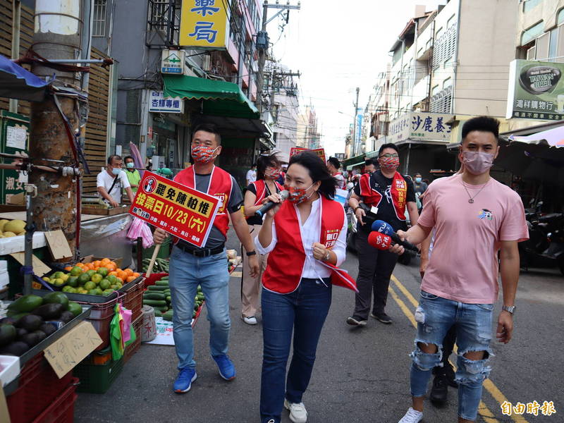 國民黨高雄市議員邱于軒等人到沙鹿菜市場掃街，拜託中二選區民眾罷免陳柏惟。（記者歐素美攝）