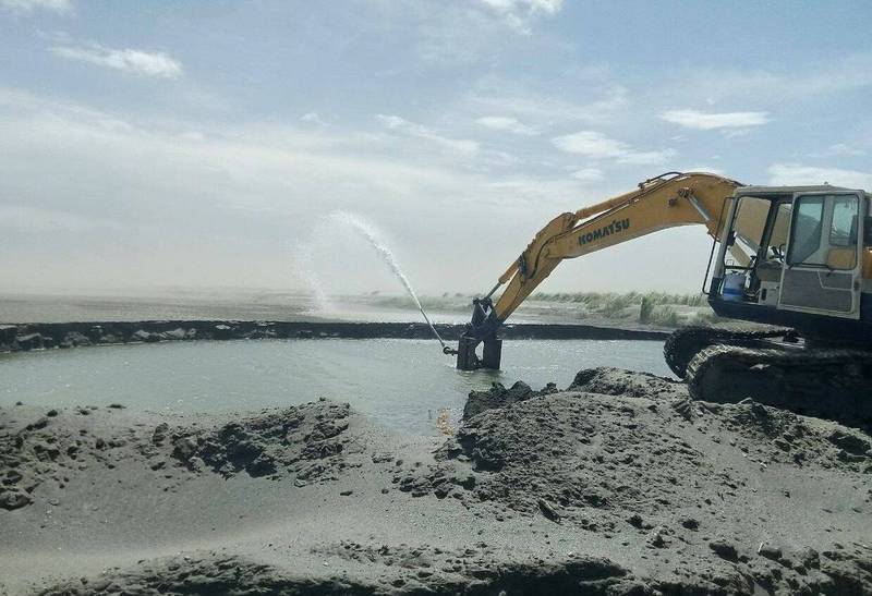 受圓規颱風影響，雲林沿海地區今天發生揚塵事件，空氣品質不良，第四河川局及雲林縣府啟動相關應變措施，加強濁水溪沿岸灑水。（雲林縣環保局提供）