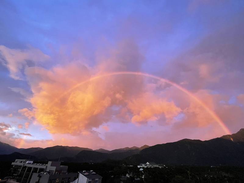 受颱風外圍環流影響，南投日月潭風景區魚池市區出現超大彩虹與火燒雲。（陳姓民眾提供）