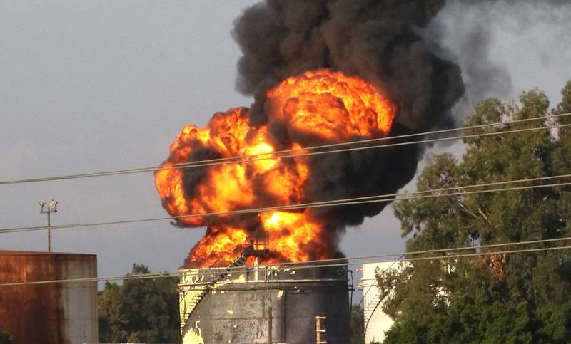 黎巴嫩儲油槽大火，當局憂心火勢蔓延並引起爆炸，已派出軍隊疏散附近民眾。（法新社）