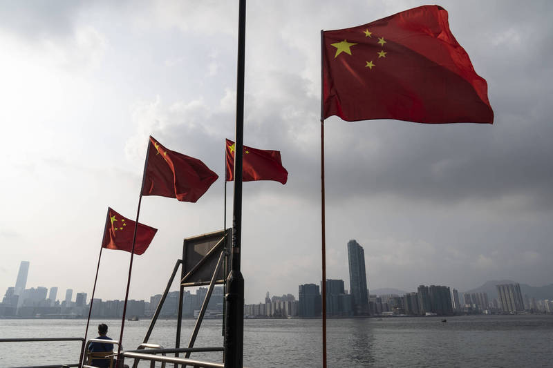 香港教育局今天發出公告，要求全港各中小學明年開始必須升掛中國五星紅旗。（彭博檔案照）