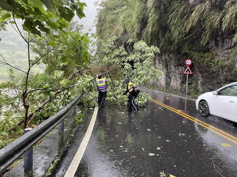 受圓規颱風影響，台8線中橫公路東段今晚8點後開始實施預警性封路。（新城警分局提供）