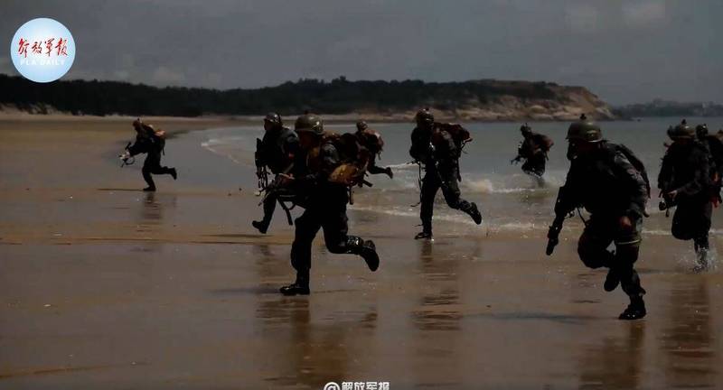 中國「解放軍報」微博帳號11晚間發布影片，指共軍「近日」在福建省南部進行搶灘登陸演練，但未把演練與目前與台關係緊繃作連結。（圖擷取自中國「解放軍報」微博）