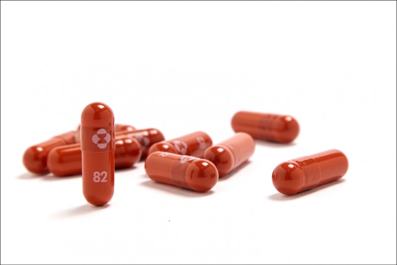 美國藥廠默沙東宣布，已向美國食品暨藥物管理局申請武漢肺炎口服膠囊「莫納皮拉韋」的緊急使用授權（EUA）。（美聯社）