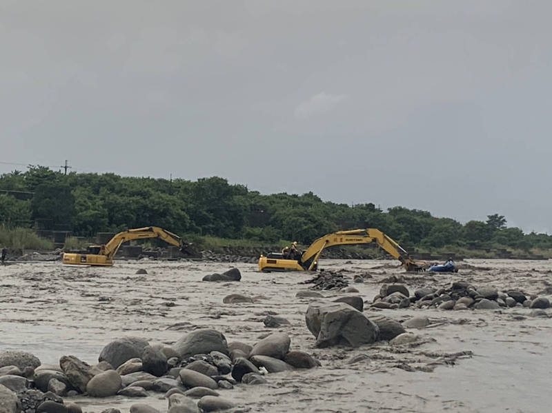 砂石車遭暴漲溪水沖走。（讀者提供）