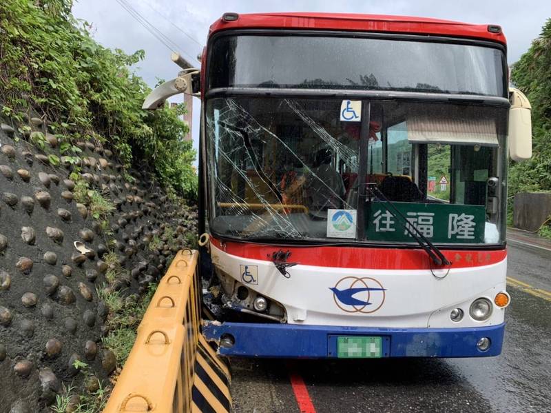 客運撞上護欄左側車頭受損。（記者吳昇儒翻攝）