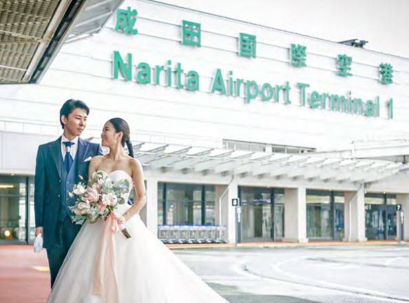 为了因应疫情带来的冲击，日本成田国际机场推出机场「婚纱摄影」的服务。（撷取自成田国际机场官网）(photo:LTN)