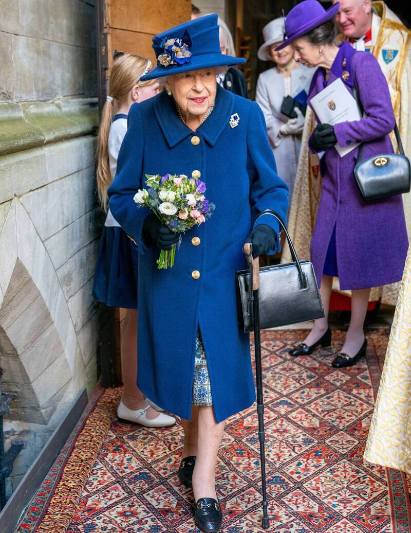 英国女王伊丽莎白二世第一次在重要公开场合拄杖走路。（路透）(photo:LTN)